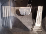 【ペダル】BMWはオルガン式アクセルペダルを採用しています。踏み込む足とペダルが同じ軌跡を描くため、かかとがずれにくく、アクセルコントロールがよりしやすくなるメリットがあります。