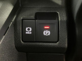【電動パーキングブレーキ+オートブレーキホールド機能】 指先だけで簡単に操作が可能なパーキングブレーキ、スイッチを押すとブレーキペダルから足を離してもブレーキを保持できるオートブレーキホールド搭載。