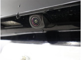 後退時に車両の後ろ側をモニター画面に表示します。車庫入れなどでバックする際に後方確認ができて便利です。車庫入れが苦手な人もこれで安心。