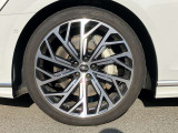 21インチ純正アルミホイール装備 全車両に標準装備の純正アルミホイールは、純正ならではのバランスの良いデザインと、走行安定性をお楽しみ頂けます。