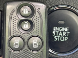 【キーフリーシステム】カバンやポケットに入れたままでもドアの施錠・解錠が可能なスマートキーを装備。エンジンのオン・オフ時もカギを取り出す必要が無いからとっても便利です♪