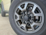 【純正15インチアルミホイール】外観にマッチした純正アルミホイールを装着しております。各種社外アルミホイールや、スタッドレスタイヤも取扱いしております。是非ご相談ください♪