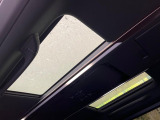 【ガラスルーフ】ガラスルーフ搭載で車内の解放感が一気にアップ!開放的なドライブをお楽しみいただけます。