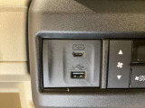 エアコン操作パネルの左側に、スマートフォンなどの充電可能なUSB端子と、音源などの外部入力の可能なUSB端子がついています。移動中に充電もできるので便利です。