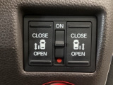 【両側パワースライドドア】両側がパワースライドドアになっており、運転席のスイッチやスマートキーでも開閉が可能です!開口部も広いので乗り降りも楽々♪
