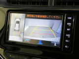 【全周囲モニター】車を上空から見下ろしたような映像をカーナビ画面に映し出し、車庫入れや縦列駐車をサポートしてくれます。