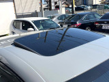 【ムーンルーフ】開放感たっぷりの希少装備、ムーンルーフが装着されています!車内に明かりを取り入れたり景色を楽しむ以外にも、車内の空気も簡単に換気できて快適です!