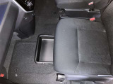 助手席シート下にシートアンダートレイが付いています。小物を入れたり履き替えの靴を入れておくのに便利です!!