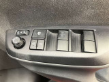 【すべてワンタッチ】 パワーウィンドウは全席ワンタッチで自動全開/全閉ですのでパーキングチケットやドライブスルー利用時に便利です♪もちろん挟み込み防止装置付ですので安心・安全です!