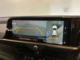 【パノラミックビューモニター】映像で、見づらい車両周辺の確認をアシスト。クルマを真上から見ているような映像を表示。 運転席から確認しにくい車両周囲の状況を把握。