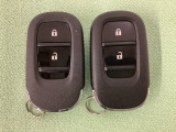 スマートキーを装備しています。鍵を差し込むことなくドアロックの開け閉めと、スタートボタン操作でのエンジンスタートができます。スペアキーも同じものを用意しております。