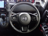 ハンドル左側にはオーディオ操作が出来るオーディオリモートコントロールスイッチ、右側にはHonda SENSINGとオートクルーズコントロールのスイッチを装備!