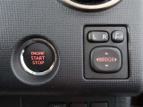 エンジンの始動はブレーキを踏みながらスイッチを押すだけで簡単に行えます。