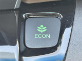 【ECONモード(イーコン)】クルマの動きを管理するシステムです。燃費を優先に自動制御されるもので、低燃費走行を自然にできるようになります。