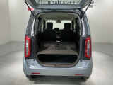 リアシートを倒すと、ラゲッジスペースを広くお使いいただけます!