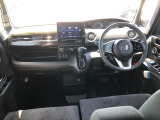 【インパネ全体】手が届きやすく、どなたでも運転しやすいです。シンプルで使いやすい設計になっています!