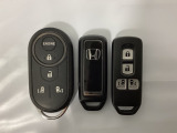 スマートキー付きですからドアロックの開閉およびエンジンスタートが楽々です。電動スライドドアの開け閉めもボタンで操作できます。加えて、純正リモコンエンジンスターター用の操作キーもついています。