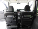 後席からのビュー。車内の広さがお分かりいただきやすい写真です。