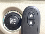 【キーレススタートシステム】カバンやポケットに入れたままでもドアの施錠・解錠が可能なスマートキーを装備。エンジンのオン・オフ時もカギを取り出す必要が無いからとっても便利です♪
