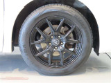 社外のアルミホイールになります。タイヤサイズは215/60R17です。