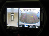 【全方位型モニター】クルマを上空から見下ろしているかのように、直感的に周囲の状況を把握できる全方位型モニター。狭い場所での駐車でも周囲が映像で確認できます。