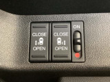 左右両側パワースライドドアが付いています。ワンタッチで簡単にお子様でも、お年寄りの方でも、開閉できますからとても便利です。キーレスや車内スイッチでも自動でドアの開閉ができます。