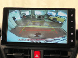 【バックカメラ】 駐車時に車両後方の様子を見ることができるので、運転の不安を軽くします。