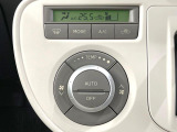 【オートエアコン】一度お好みの温度に設定すれば、車内の温度を検知し風量や温度を自動で調整。暑い&hellip;寒い&hellip;と何度もスイッチ操作をする必要はありません。快適な車内空間には必須の機能ですね♪