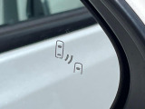 【ブラインドスポットモニター】走行中、ドアミラーの死角になりやすい箇所に後続車が接近するとサイドミラーのレンズに警告を表示!ドライバーに注意喚起をしてくれます。