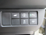 パワーテールゲートの開閉、パーキングセンサーや横滑りを防ぐVSA等のスイッチ類は運転席の右側、手の届きやすい位置にあります。