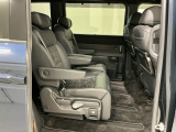 2列目セパレートシートです。左右シートが離れているので開放感が高まります。前席から後席へ移動ができるウォークスルーがとても便利です。