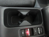 運転席からも助手席からも手の届きやすい位置にドリンクホルダーが付いています。