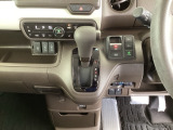 足元スッキリ、インパネシフトです。パーキングブレーキは電子制御パーキングブレーキタイプなので、運転席と助手席の間がスッキリしています。