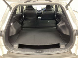 後席シートを前に倒すと十分なスペースを確保できます。分割式なので後席の片方に乗車しながらスキーやゴルフバックなど尺の長い荷物も積み込めます。