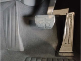 【ペダル】BMWはオルガン式アクセルペダルを採用しています。踏み込む足とペダルが同じ軌跡を描くため、かかとがずれにくく、アクセルコントロールがよりしやすくなるメリットがあります。