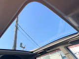 【ガラスルーフ】ガラスルーフ搭載で車内の解放感が一気にアップ!開放的なドライブをお楽しみいただけます。