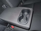 後席の背もたれに肘置きとドリンクホルダーが隠れていますので、乗車人数が少ない時は、ご活用頂けますよ(*^-^*)