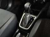 操作が楽なフロアシフトです、レバー式パーキングブレーキで足元インパネ周りもすっきりしています。