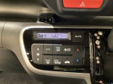 セレクトレバーの左上にプラズマクラスター付き・オートエアコンがついてますので、簡単操作で快適に過ごせます。リア熱線のスイッチの中に、雪道に対応したサイドミラーヒーターも入っています。