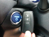 キーをポケットやバッグに入れたままでエンジンスタートやドアロックの開閉ができる便利なスマートキータイプです!