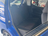 後部座席です。後席も大人の方でもゆったり乗れるスペースを確保♪足元も深くシートのクッションも柔らかくロングドライブの疲労を軽減してくれます♪