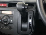 【シフトレバー】シフトもとても操作しやすいデザインになっております。運転する人の事を第一に考えた操作性の高い仕様です。