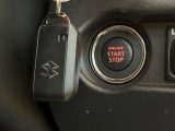 【キーレススタートシステム】カバンやポケットに入れたままでもドアの施錠・解錠が可能なスマートキーを装備。エンジンのオン・オフ時もカギを取り出す必要が無いからとっても便利です♪