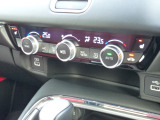 ●エアコンはオートエアコンです。運転席と助手席で別々の温度設定ができます。 ●運転席・助手席シートにシートヒーターが付いています。