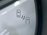 【ブラインドスポットモニター】走行中、ドアミラーの死角になりやすい箇所に後続車が接近するとサイドミラーのレンズに警告を表示!ドライバーに注意喚起をしてくれます。