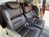後部座席も気になるようなキズ・汚れやへたり等、大きなダメージはなく、良好な状態です。