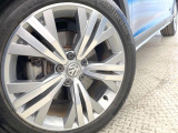 ●純正18インチアルミホイール:輸入車ならではの卓越した走りを支えるホイールと足回りです!日本車の走りに慣れている方にもぜひ体感して頂きたいほど、高いレベルでまとまっています!