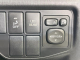 【電動格納ミラー】サイドミラーは電動格納式となっており、狭い駐車場でもキズがつくリスクを抑えられます。