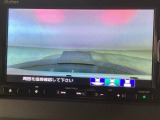 【バックカメラ】運転が苦手な方も車庫入れラクラクです!ギアをリバースに入れれば自動的に切り換わりますので、面倒な操作は不要です♪狭い駐車場もお車を傷つけず安心ですね!