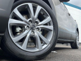 【純正18インチアルミホイール】外観にマッチした純正アルミホイールを装着しております。各種社外アルミホイールや、スタッドレスタイヤも取扱いしております。是非ご相談ください♪